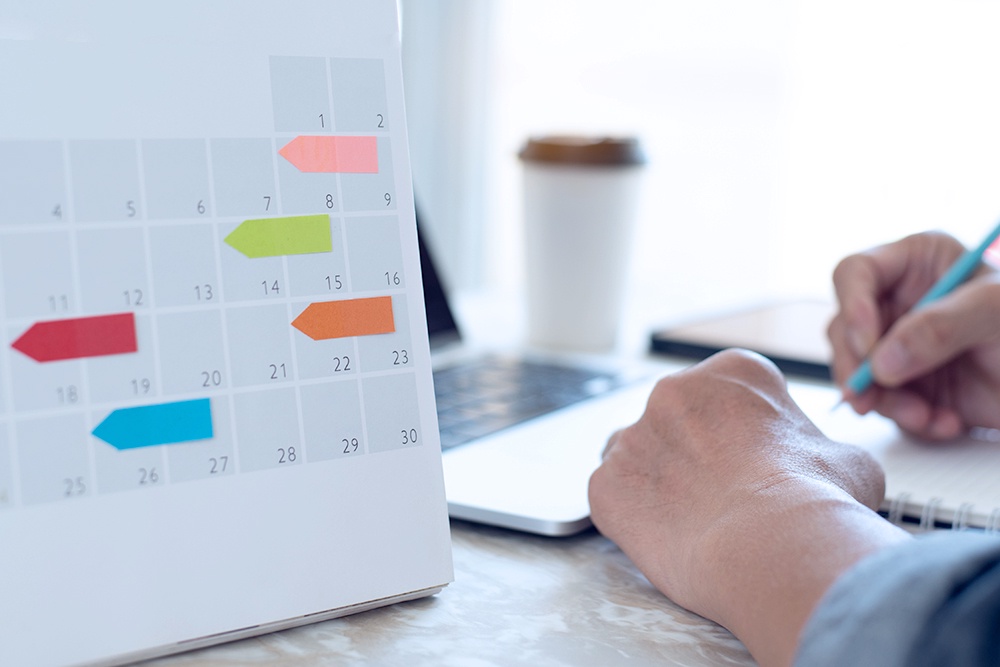 Мужчина составляет список дел