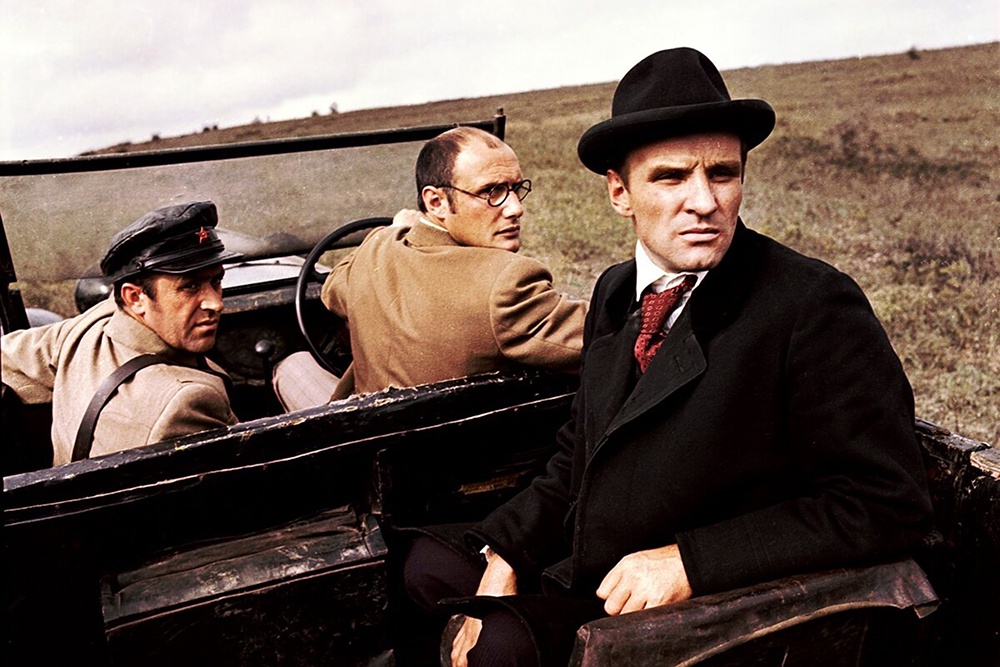 Кадр из фильма "Свой среди чужих, чужой среди своих" 