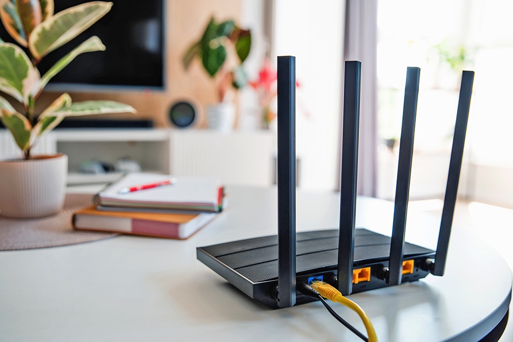 роутер стоит на письменном столе