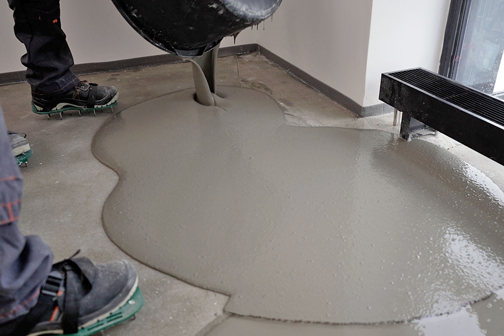 смесь для наливного пола вытекает из ведра на пол