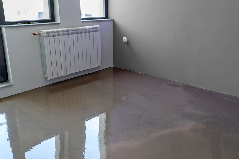 наливной пол после нанесения в комнате
