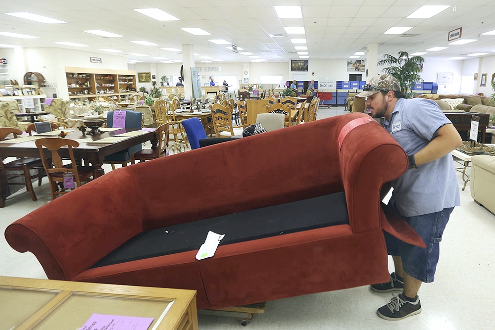 Мужчина забирает диван из магазина