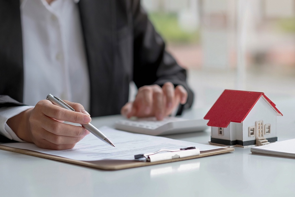 мужчина подписывает бумаги