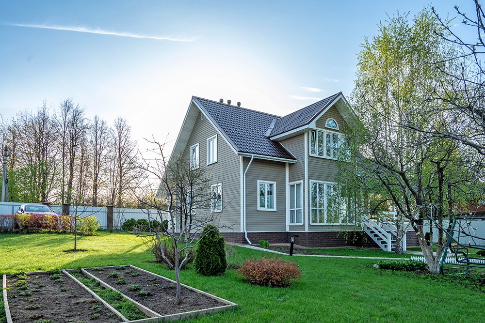 загородный дом во время рассвета