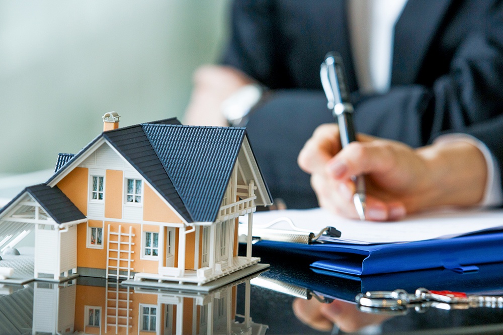 игрушечный домик стоит на письменном столе