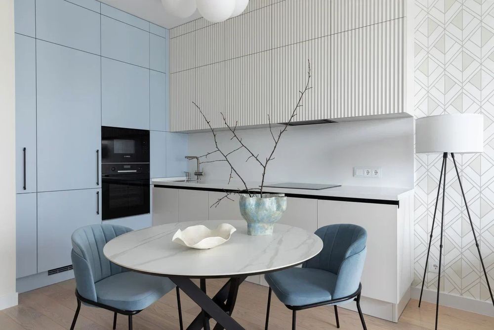 Кухня-столовая в светлых тонах