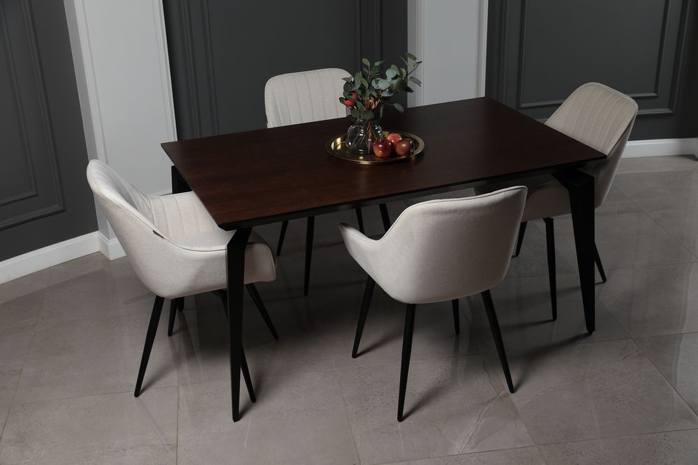 Темный стол со светлыми стульями