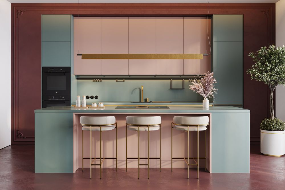 Кухня с островом и полубарными стульями