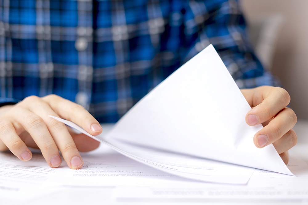 Мужчина смотрит документы