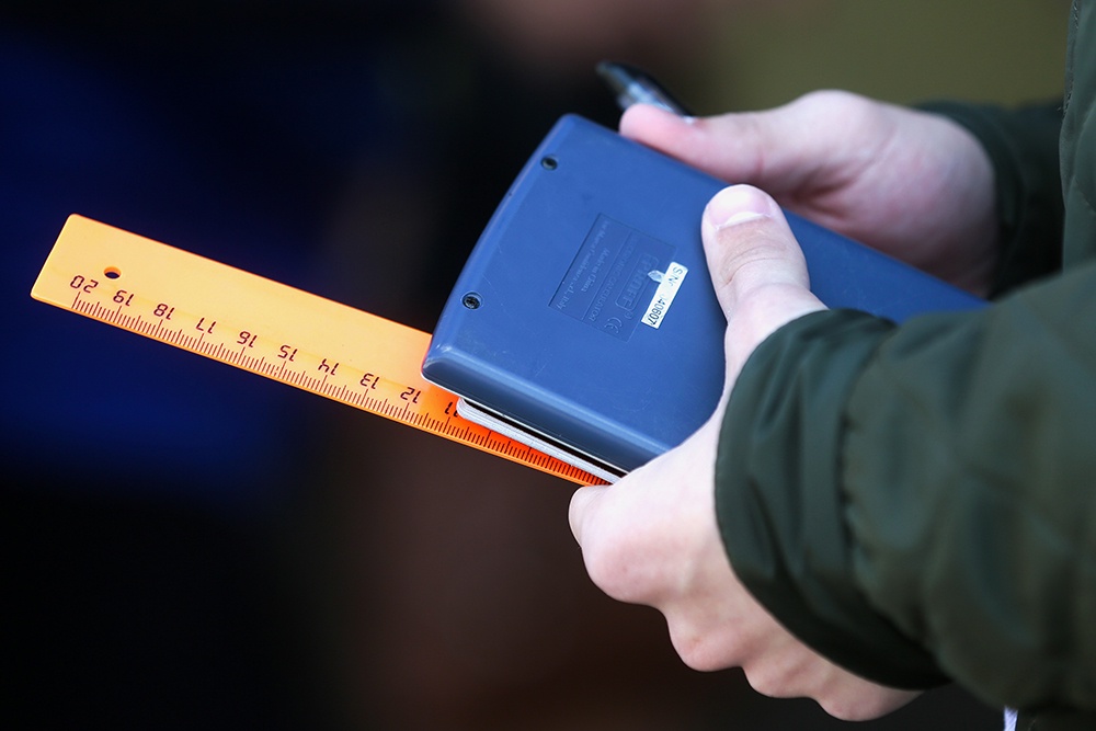 Линейка и калькулятор в руках участника ЕГЭ