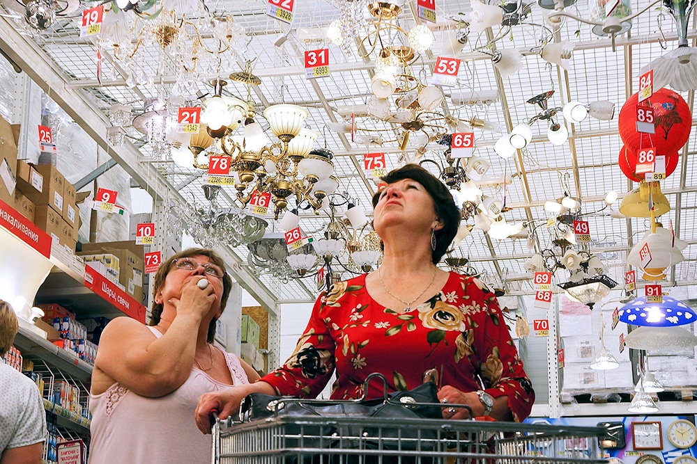 Выбор бра в магазине