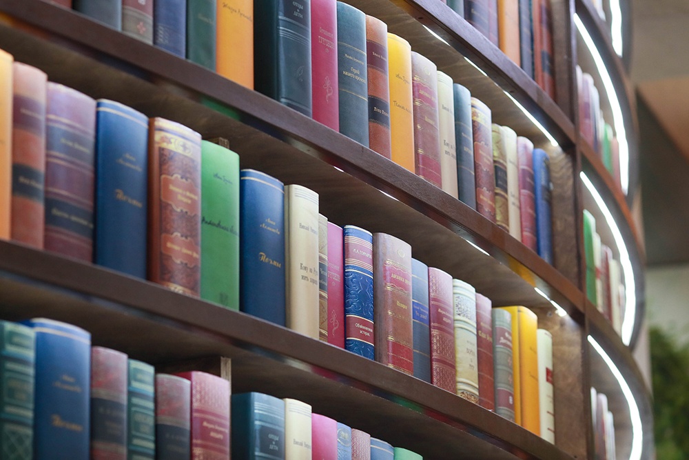 Книги на полках