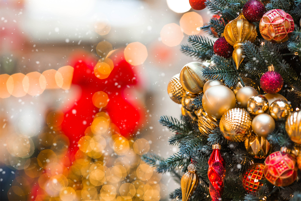 новогодняя елка в красном цвете