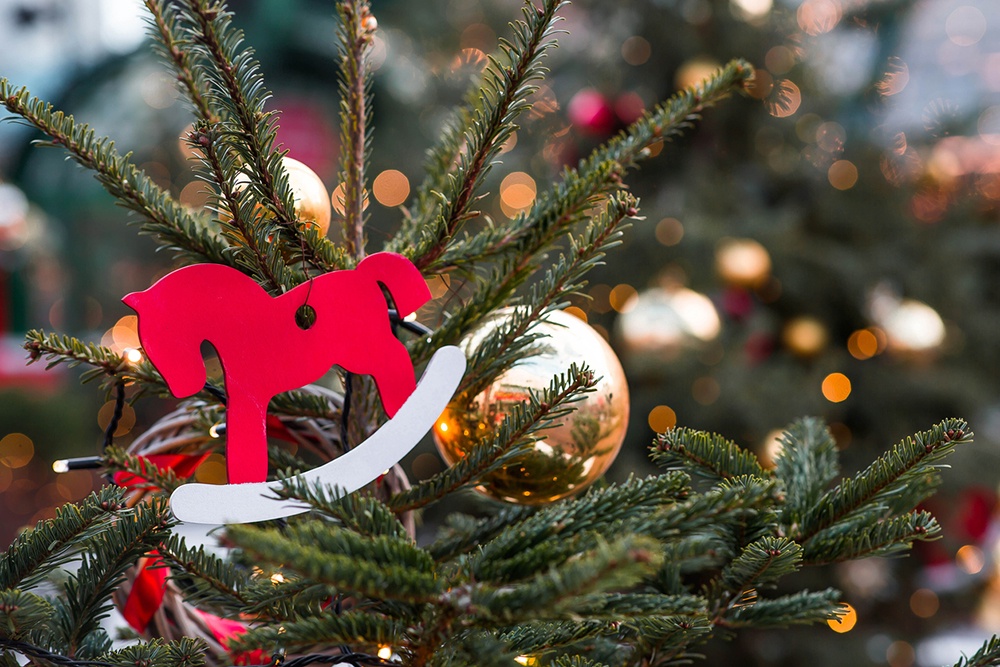 Фигурка лошади на елке