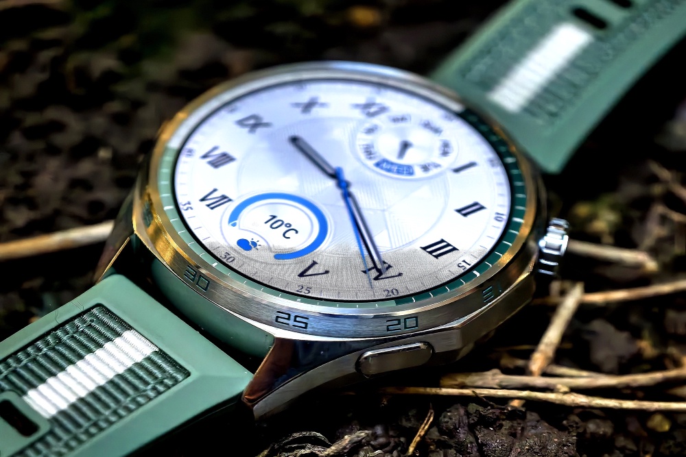 Часы на земле, циферблат крупным планом