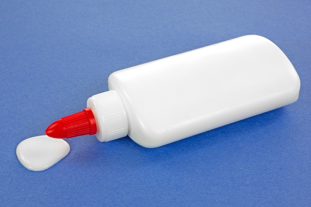 Тюбик клея ПВА