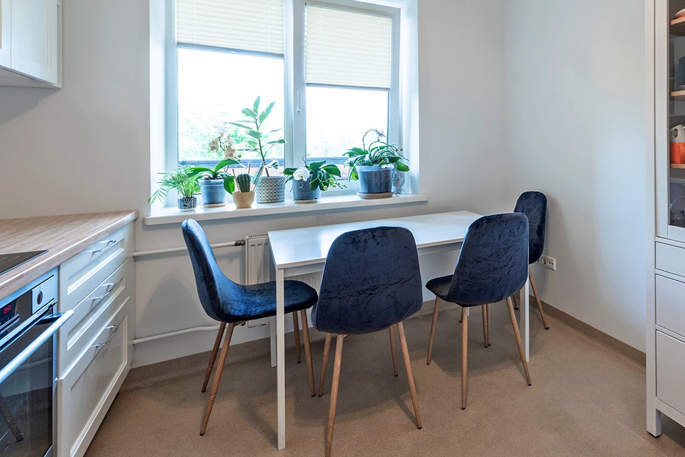 стол у окна на кухне