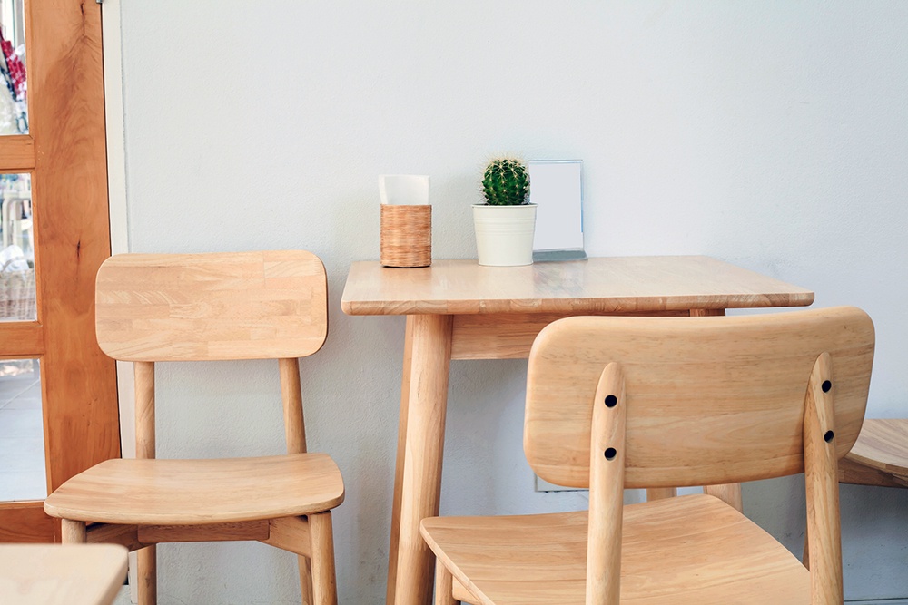 маленькие деревянные стол и стулья на кухне