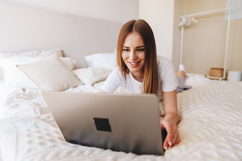 Девушка с ноутбуком