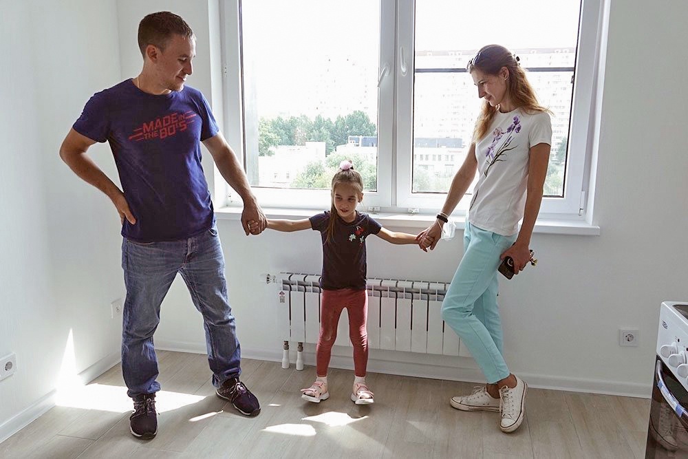 семья в новой квартире