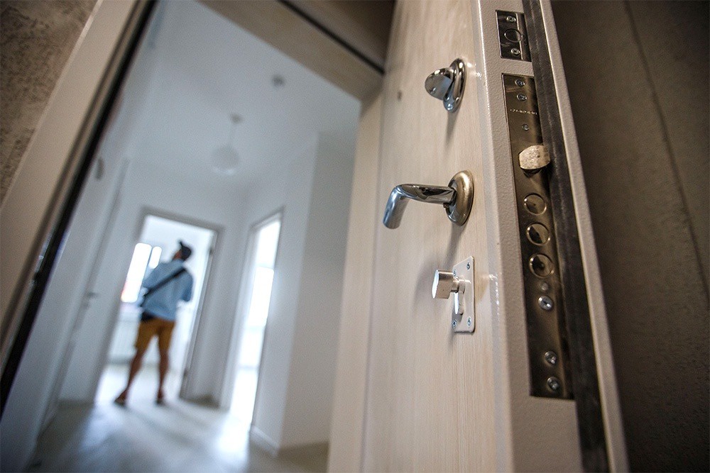 открытая дверь в квартиру