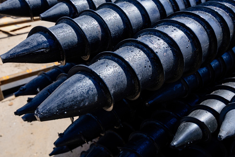 Штабель винтовых свай для фундамента