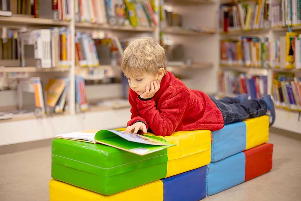 ребенок читает книгу