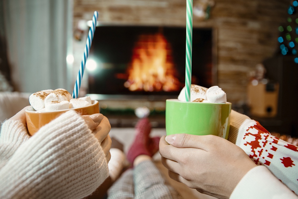 Чашка с горячим напитком в руках