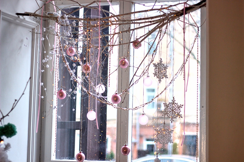 Украшение окна к Новому году