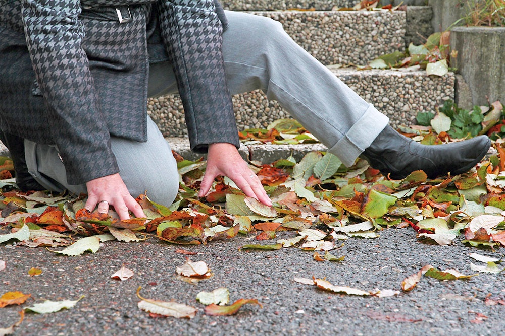 Женщина поскользнулась на листьях