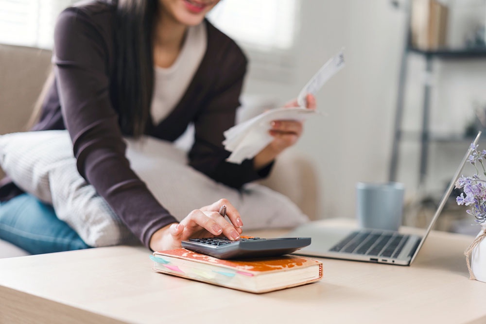 женщина считает на калькуляторе.