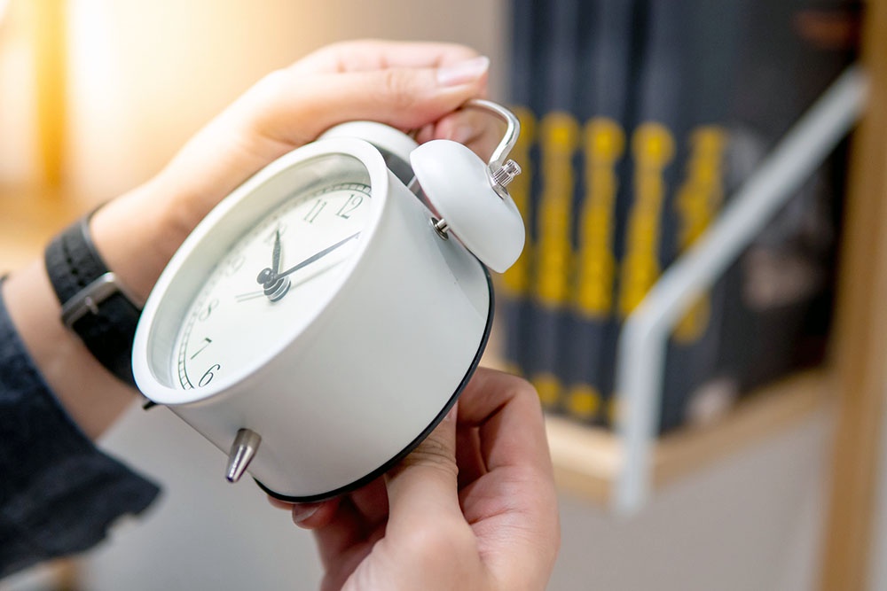руки заводят будильник