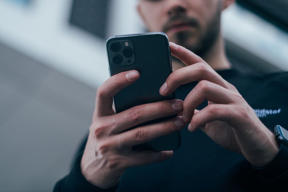 телефон в руке