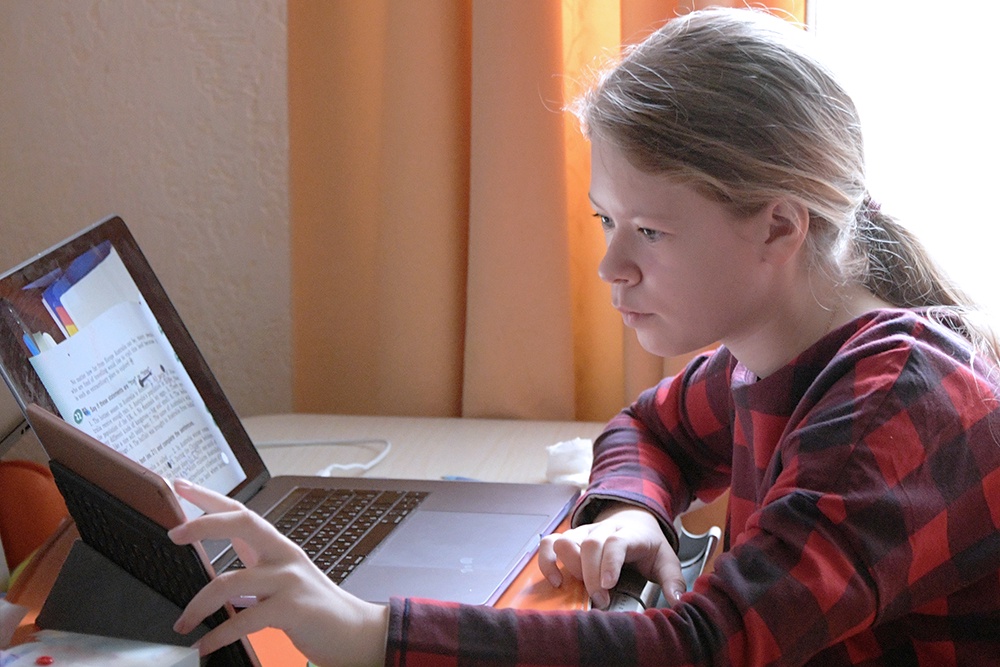 Девочка во время подготовки к экзаменам по ЕГЭ