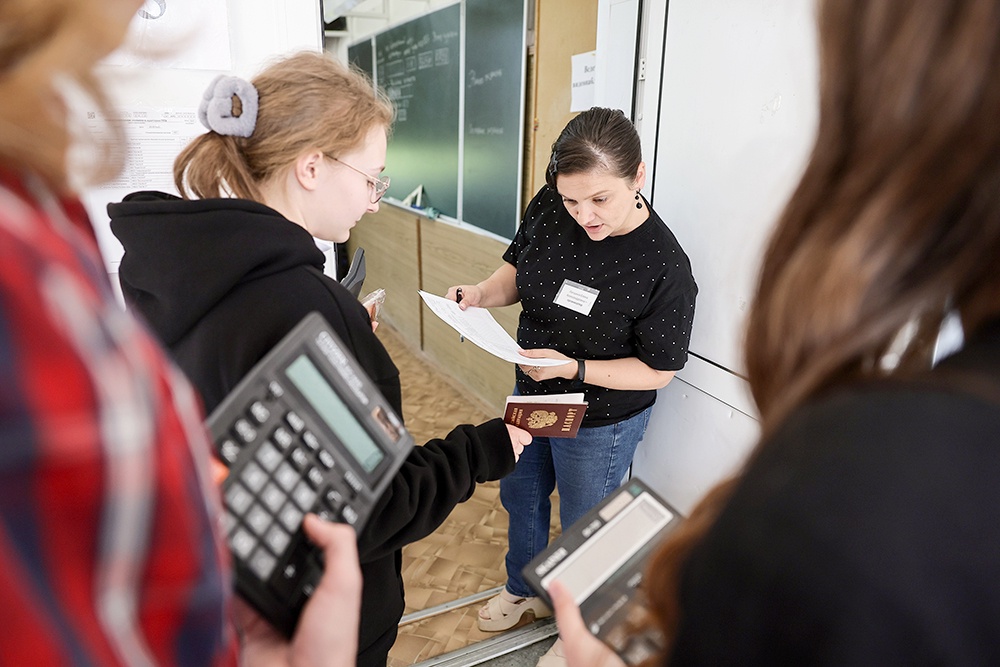 Девушки заходят в класс на экзамен по ЕГЭ