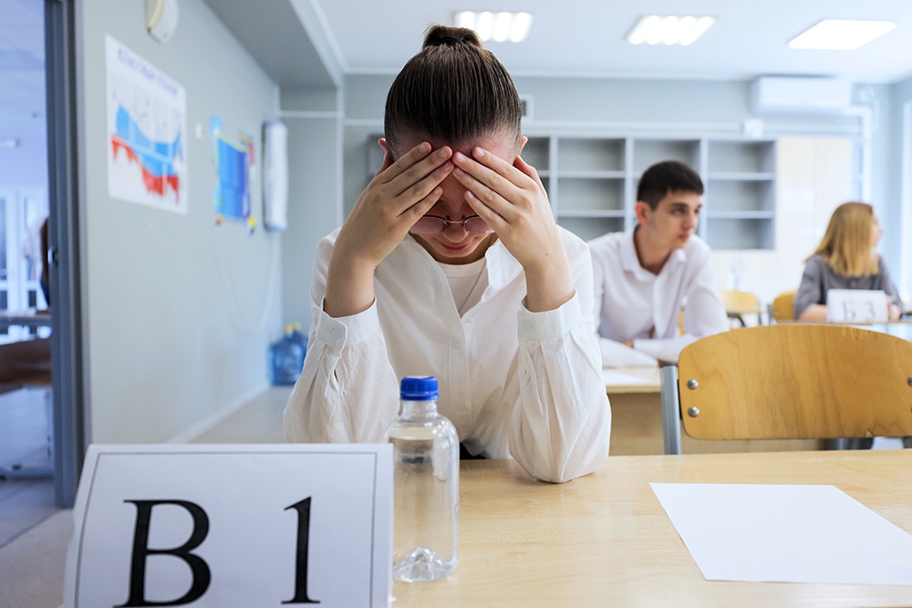 Девушка сидит на экзамене по ЕГЭ