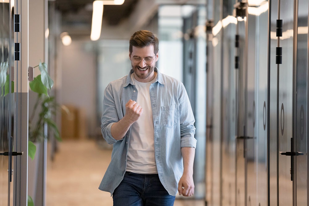 Офисный работник радуется победе