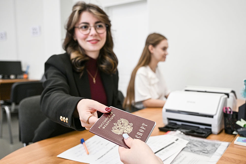 женская рука протягивает паспорт РФ женщине