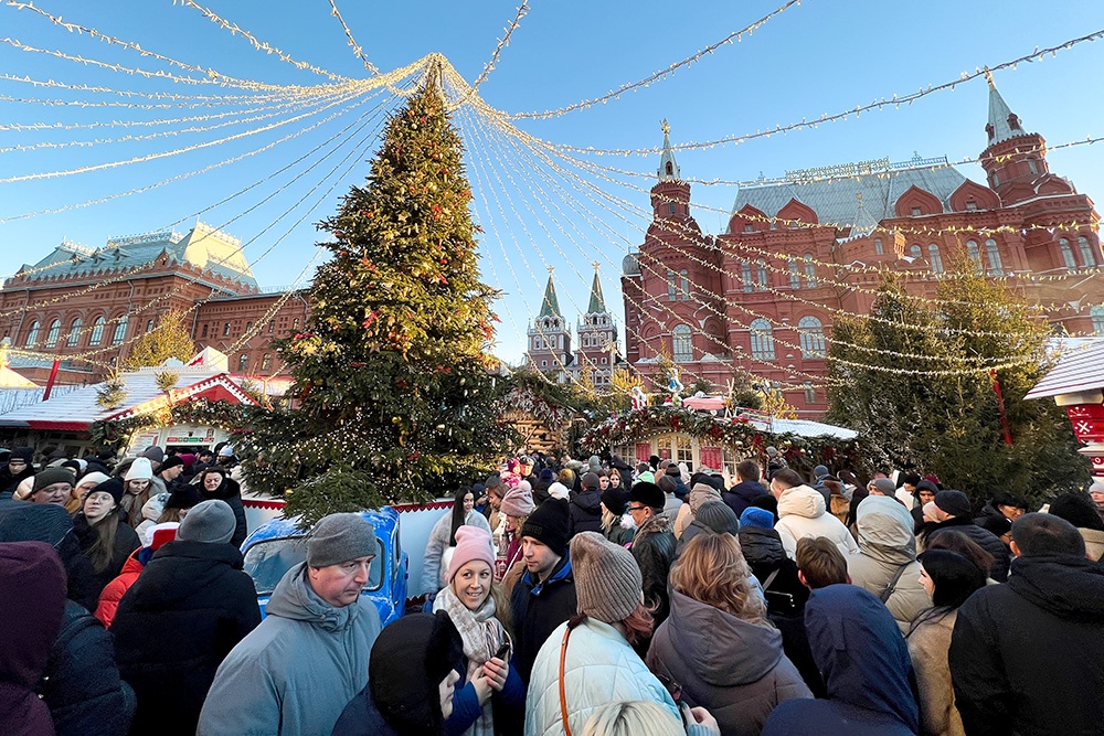 толпа отдыхающих на новогодней площади