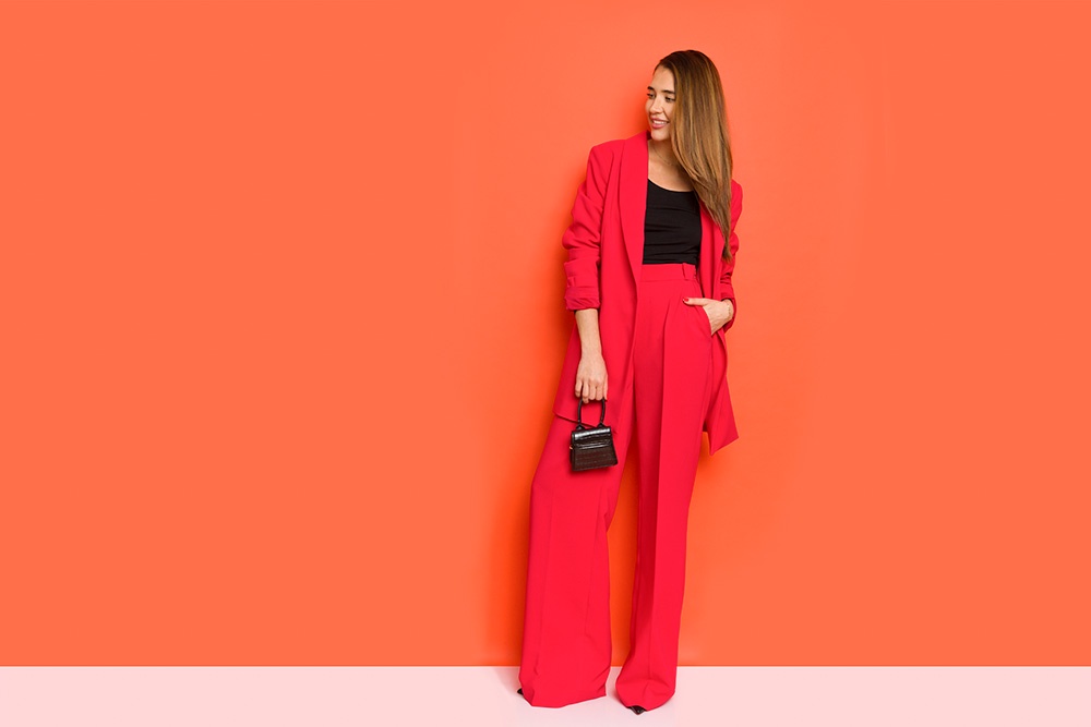Красный брючный костюм