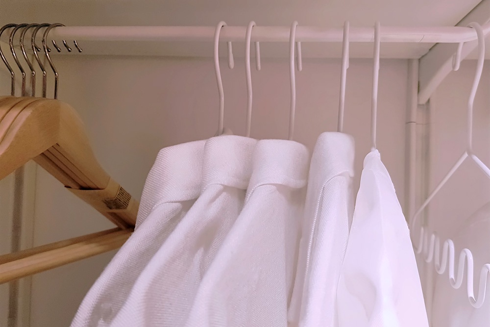 Рубашки висят в шкафу