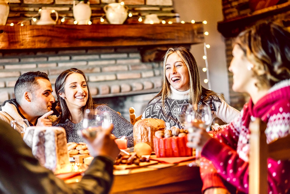 компания за новогодним столом