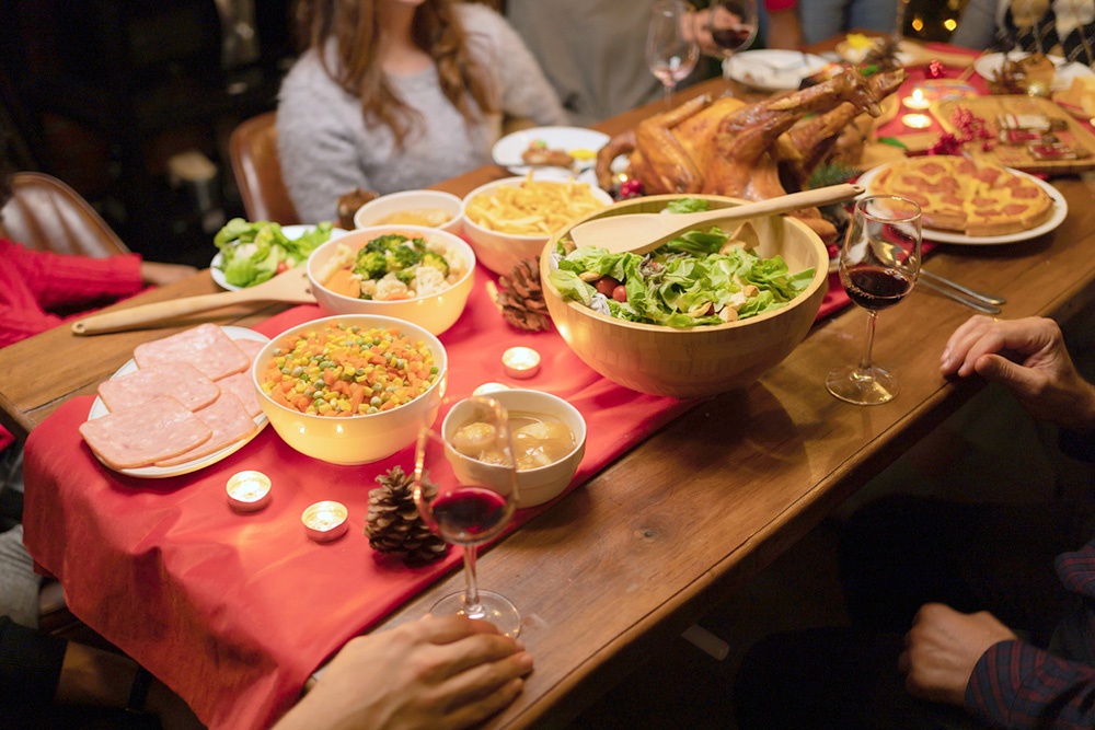 новогодний стол с салатами