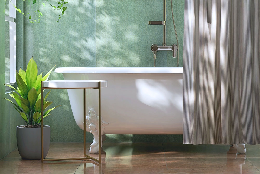 штора висит возле белой ванны
