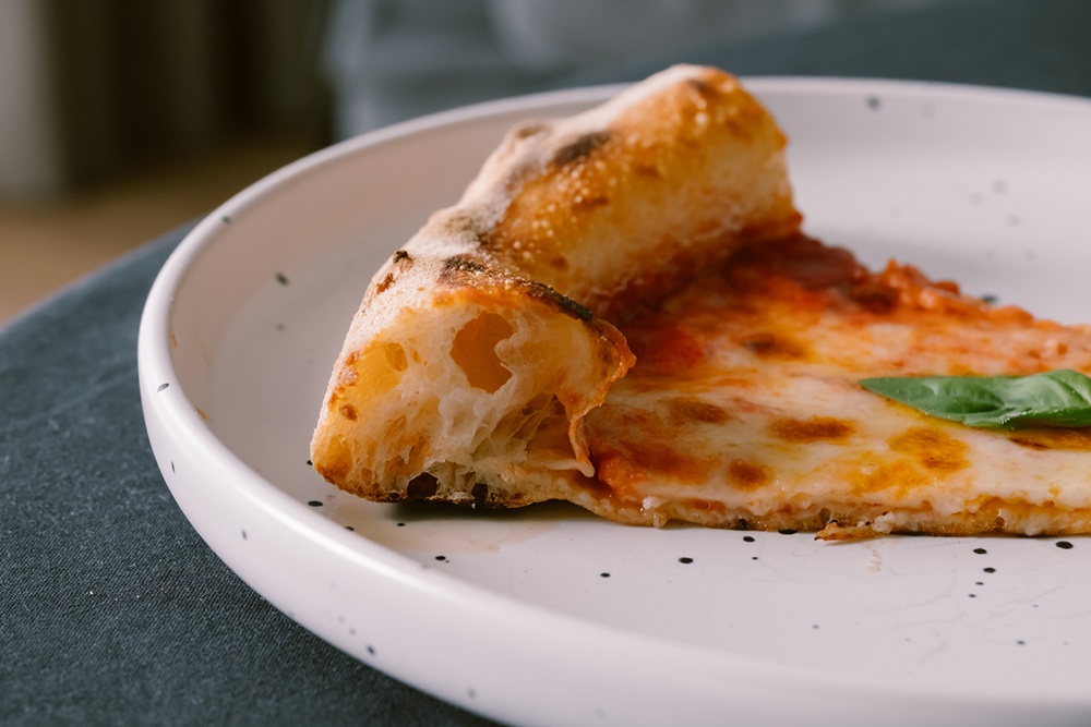 Кусок пиццы с воздушным бортиком