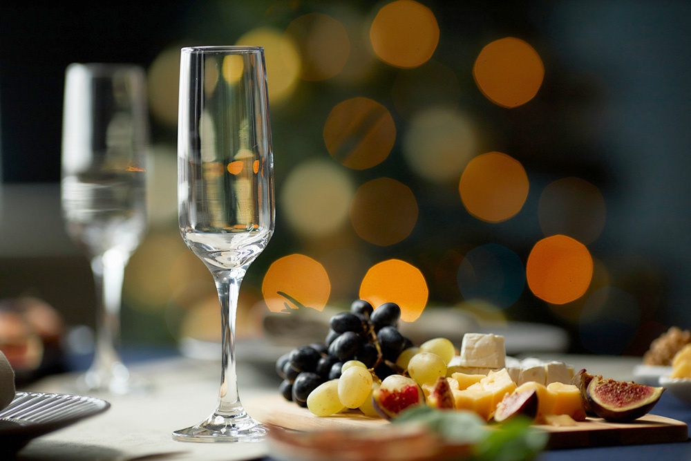 новогодний стол с бокалом шампанского