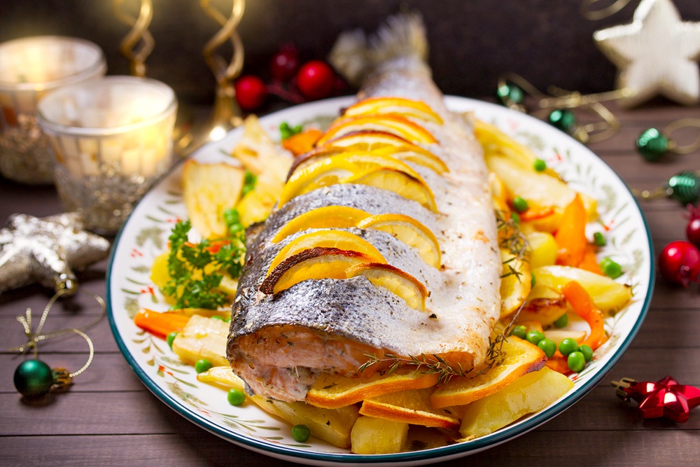 запеченная рыба в тарелке