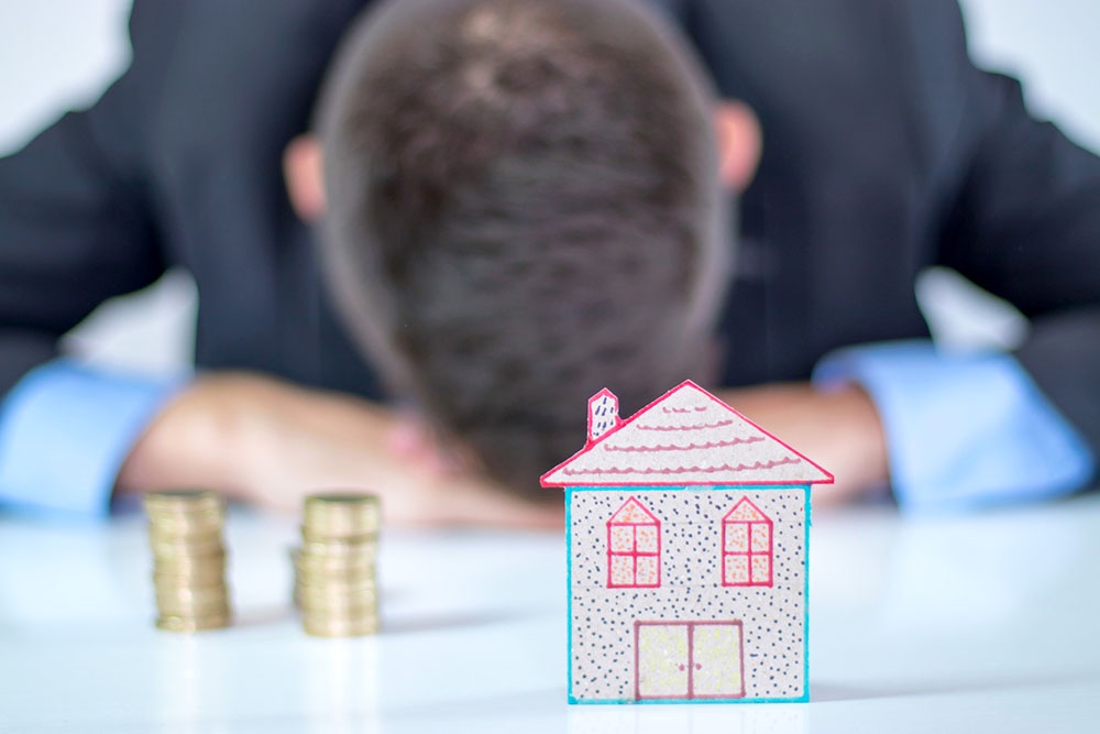 Человек устал от платежей по ипотеке