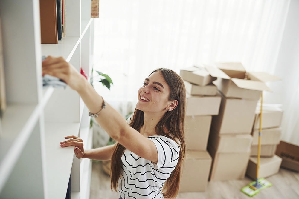 Девушка наводит порядок в доме