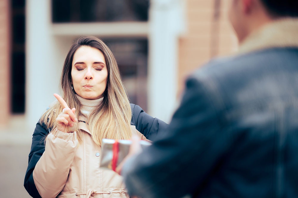 Женщина отвергает подарок